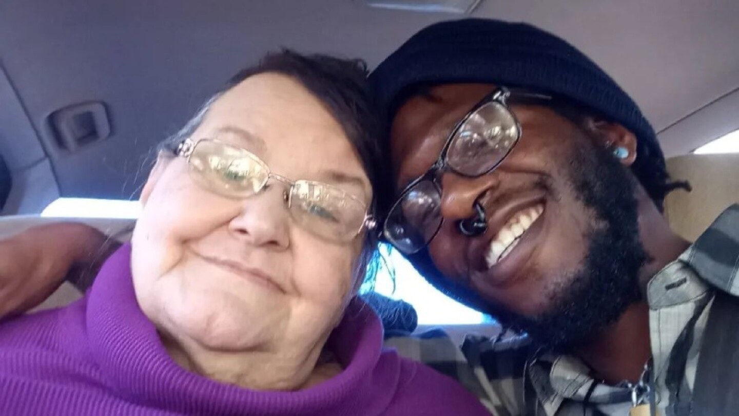 Hombre de 27 años anda con una mujer de 74 años