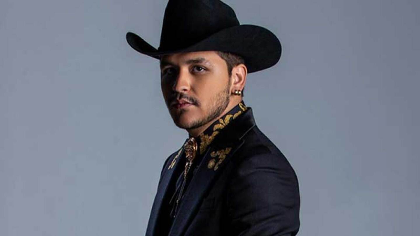 Christian Nodal no le teme a quedarse sin cabello