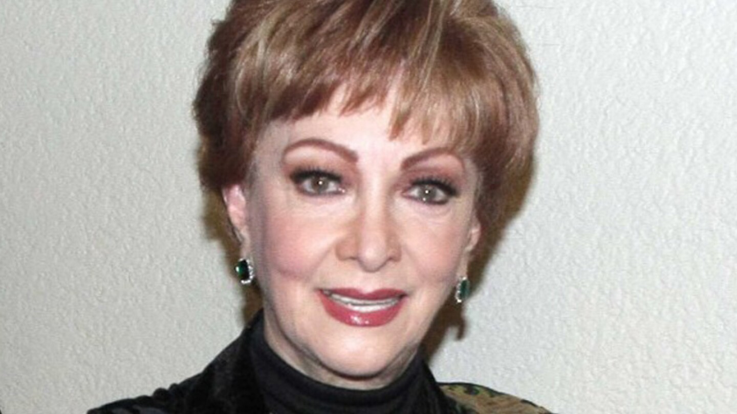 Norma Lazareno luce cuerpazo a sus 76 años en un escotado vestido