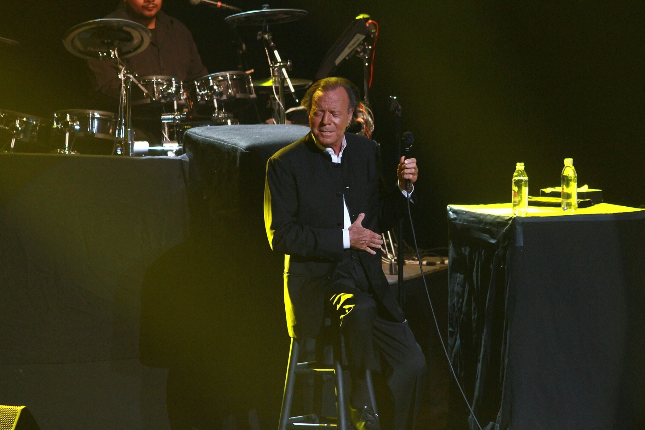 Julio Iglesias despierta preocupación en torno a su salud; aseguran que ni a sus amigos les responde