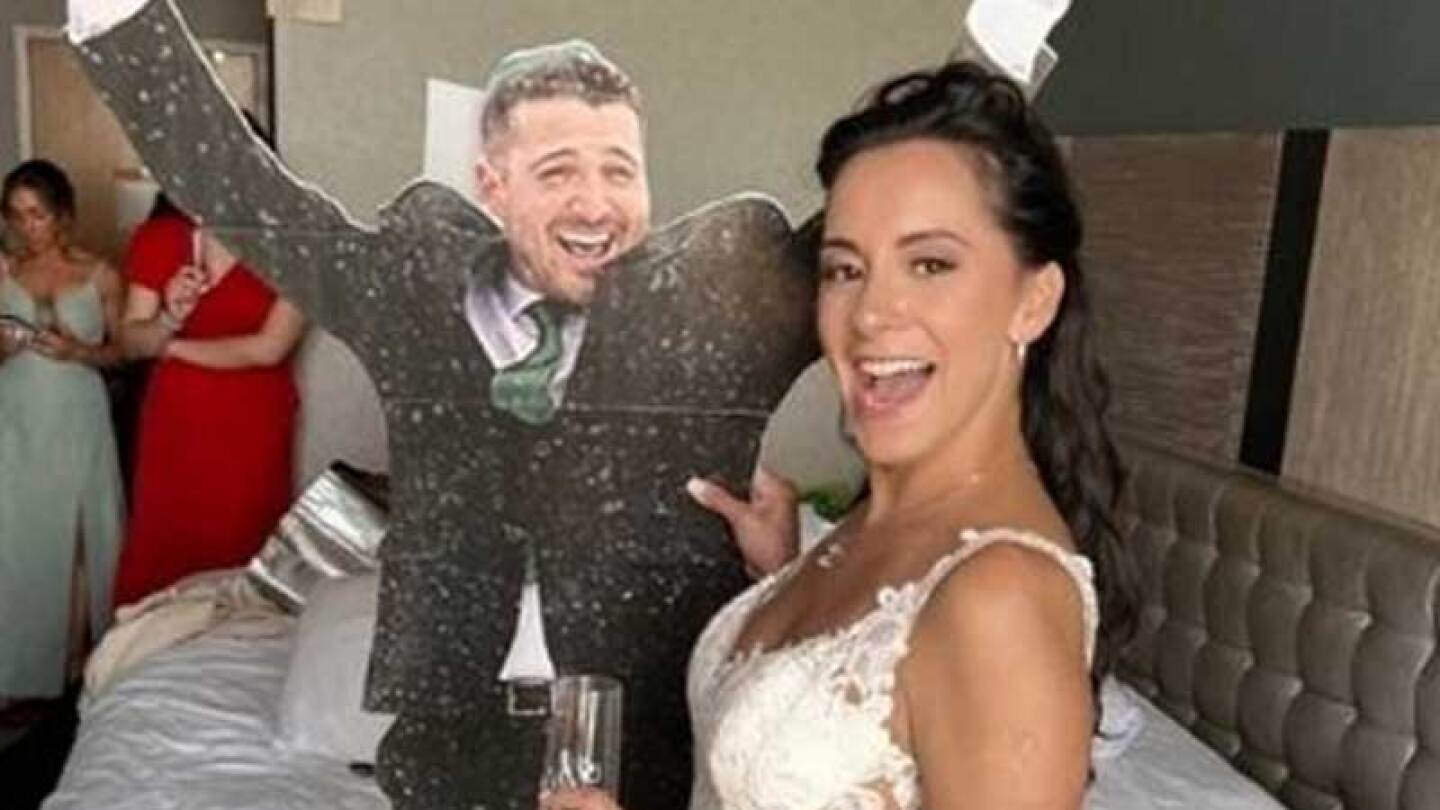 Mujer baila en su boda con figura de cartón de su esposo; esta es la razón