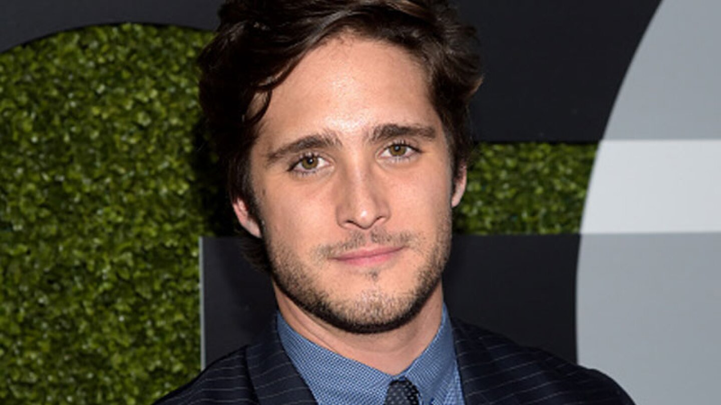 Diego Boneta muestra extraño 'bulto' en un foto