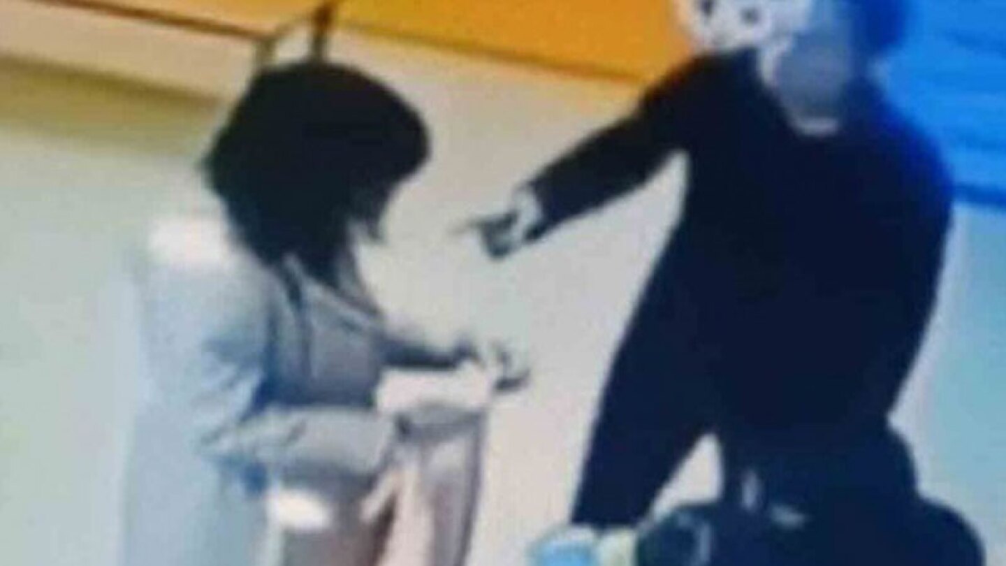 El papá perdió el control y golpeó a la maestra que estaba maltratando a su hija.