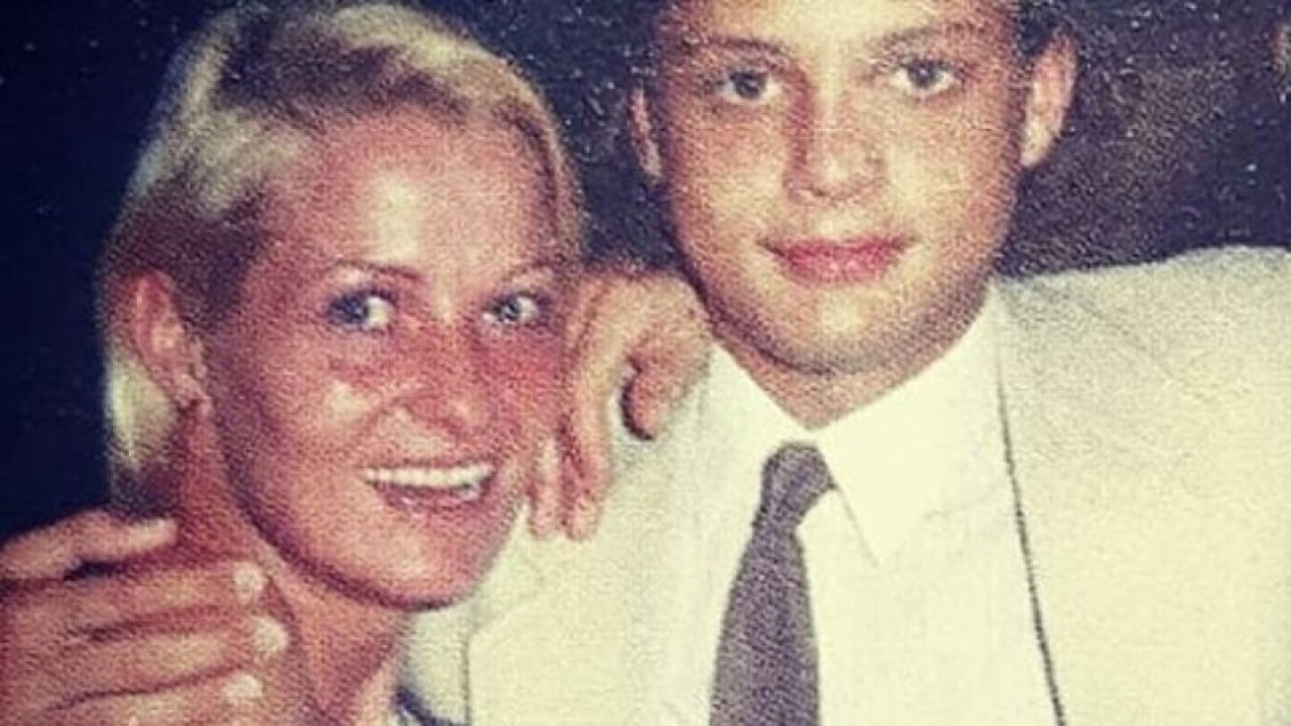 Luis Miguel y Marcela Basteri posando juntos felices