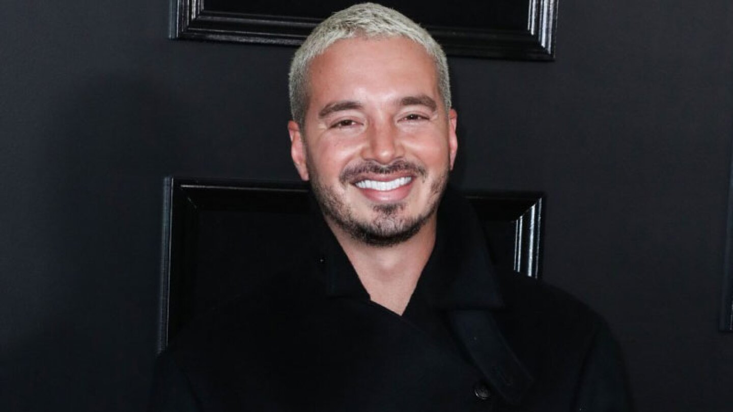 J Balvin aparece con alocado look en Coachella y sus fans enloquecen.