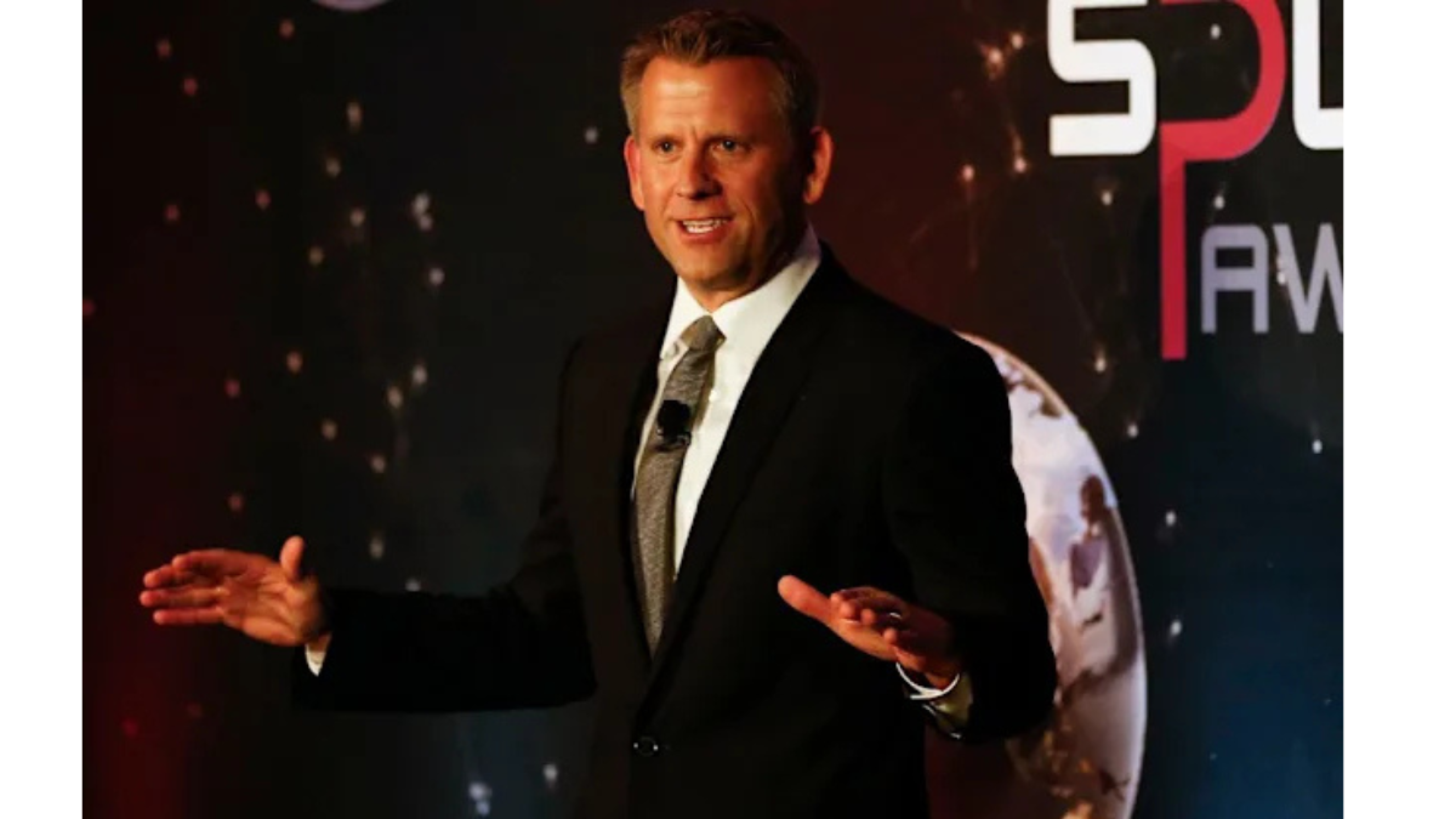 Muere John Brenkus, a los 54 años