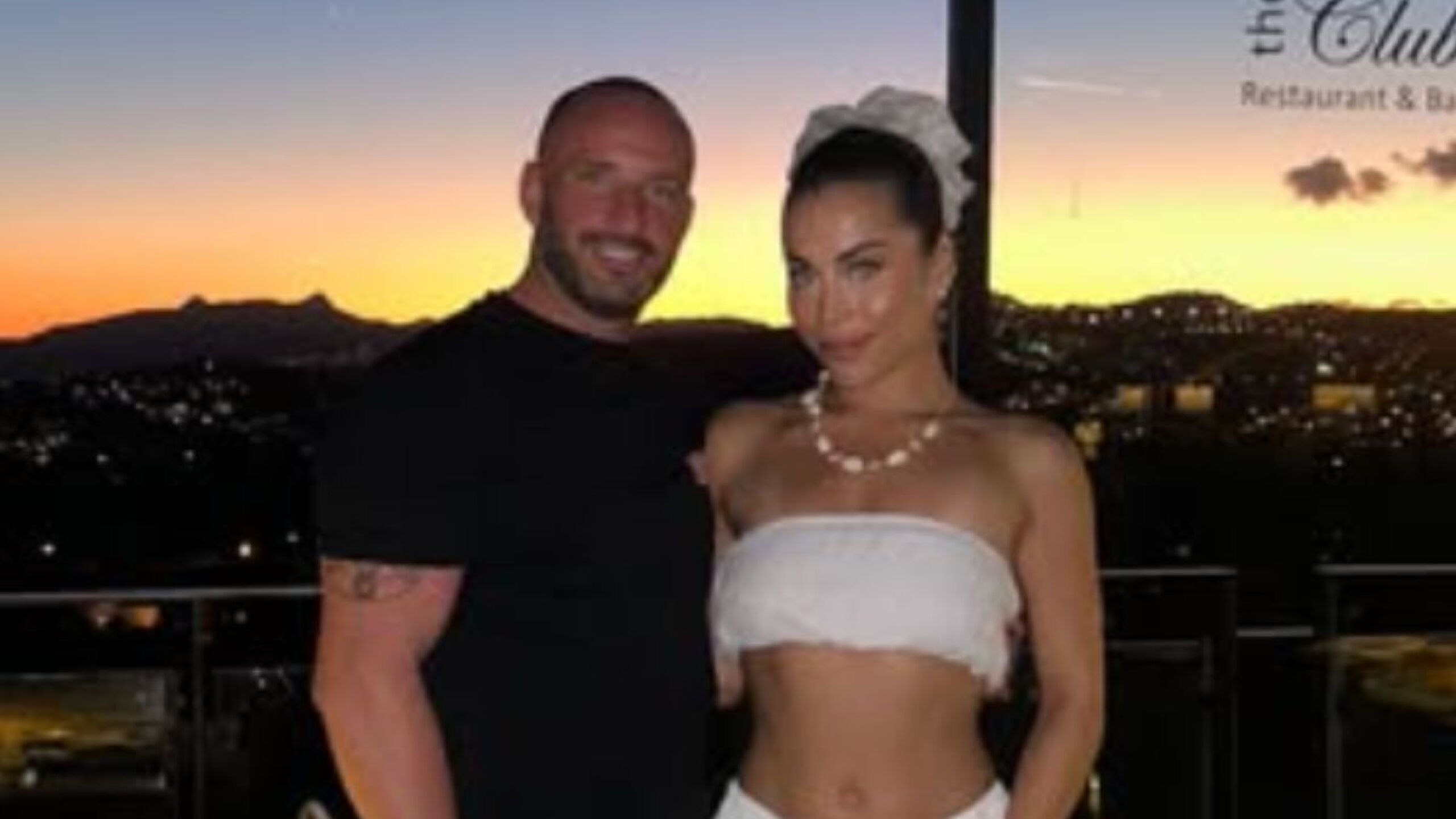 Katie Salmon mantiene una relación con Joe Rossi,