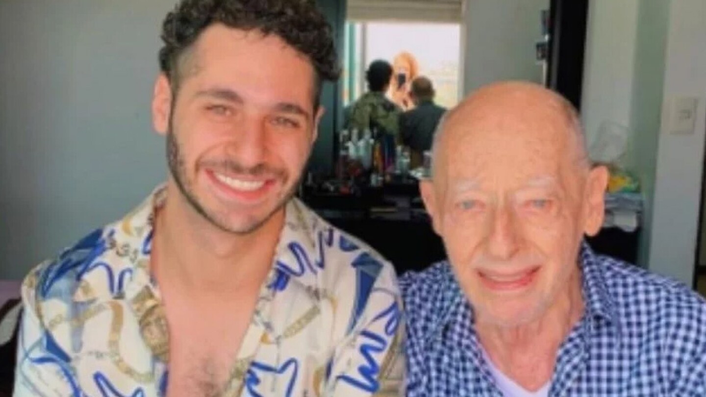 Critican a Debryanshow por publicar imágenes del funeral de su papá