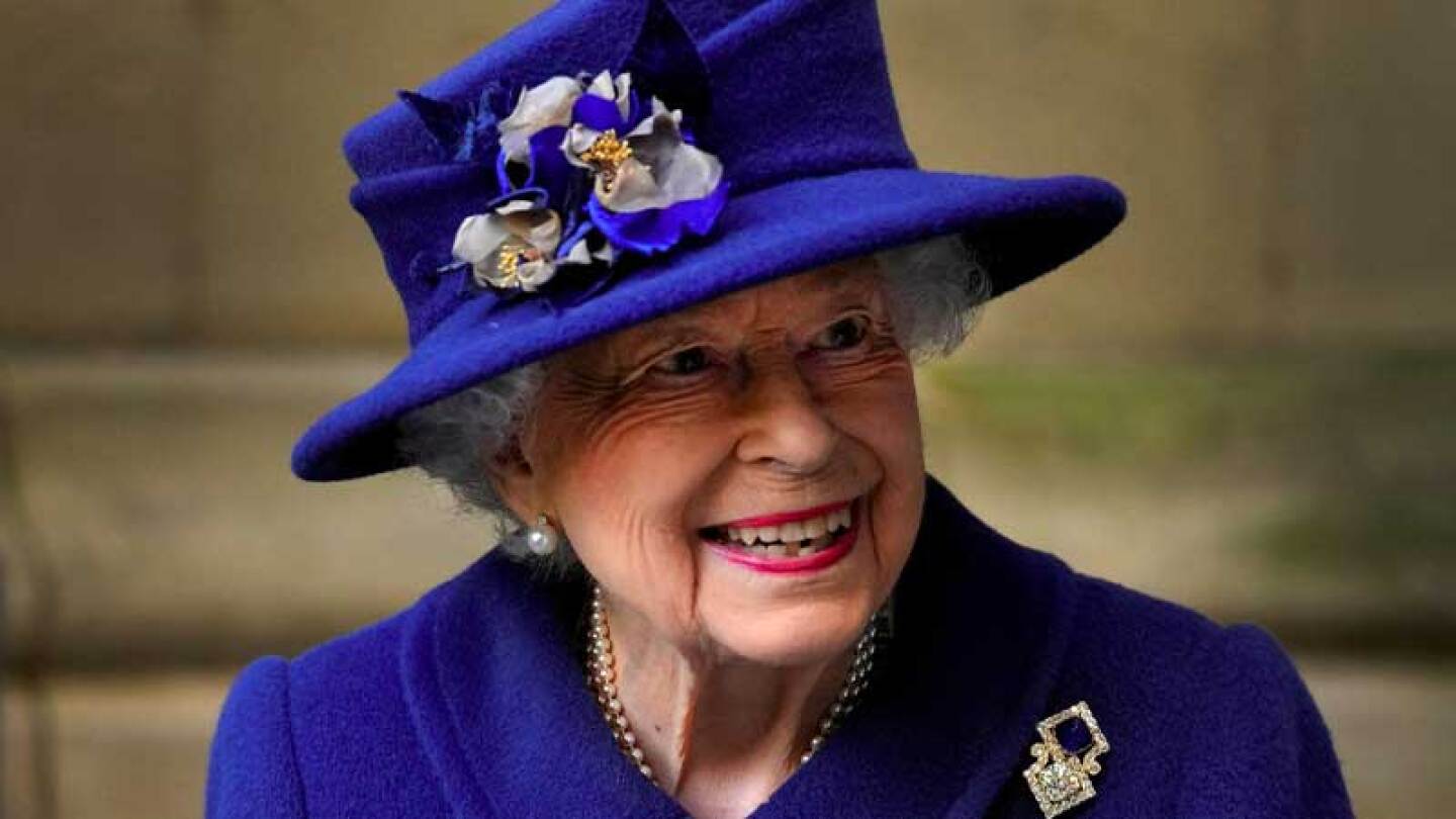 Reina Isabel II reaparece.