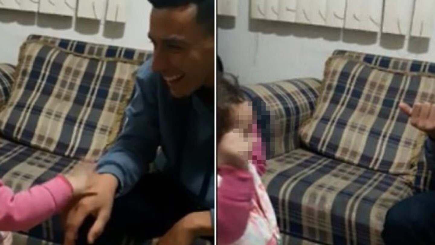 Bebé intenta hablar a señas con su papá sordo