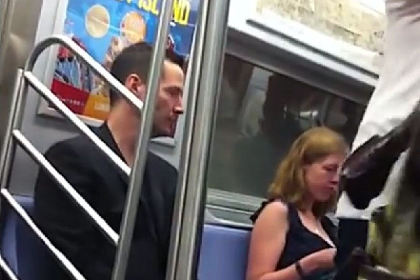 Keanu iba sentado cuando entró al vagón una mujer a la que le cedió su lugar.