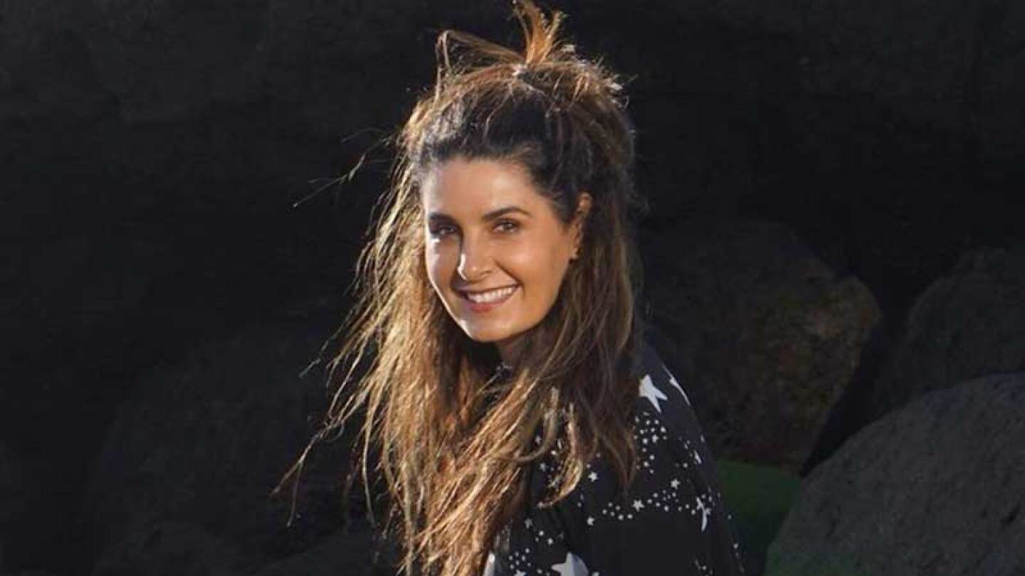 Seguidora de Mayrín Villanueva se taúa en honor de la famosa