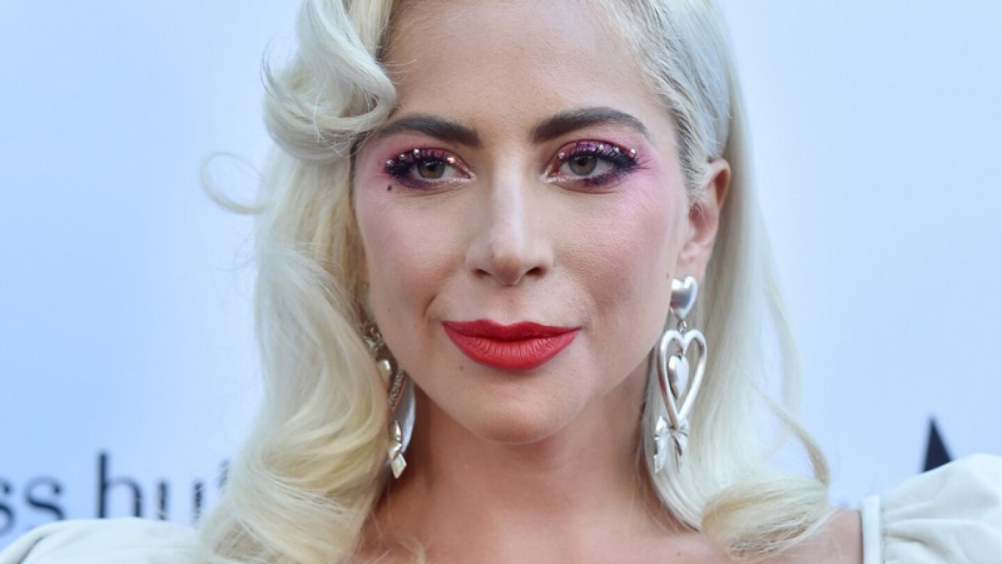 Captan a Lady Gaga beso y beso con su ingeniero de sonido