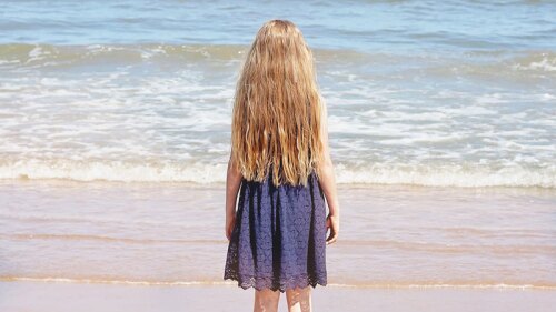 Esta pequeña niña es alérgica al agua