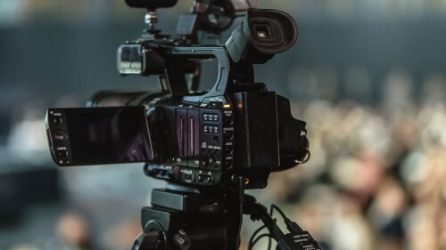 Uno de sus compañeros lo ignoran por esa razón.