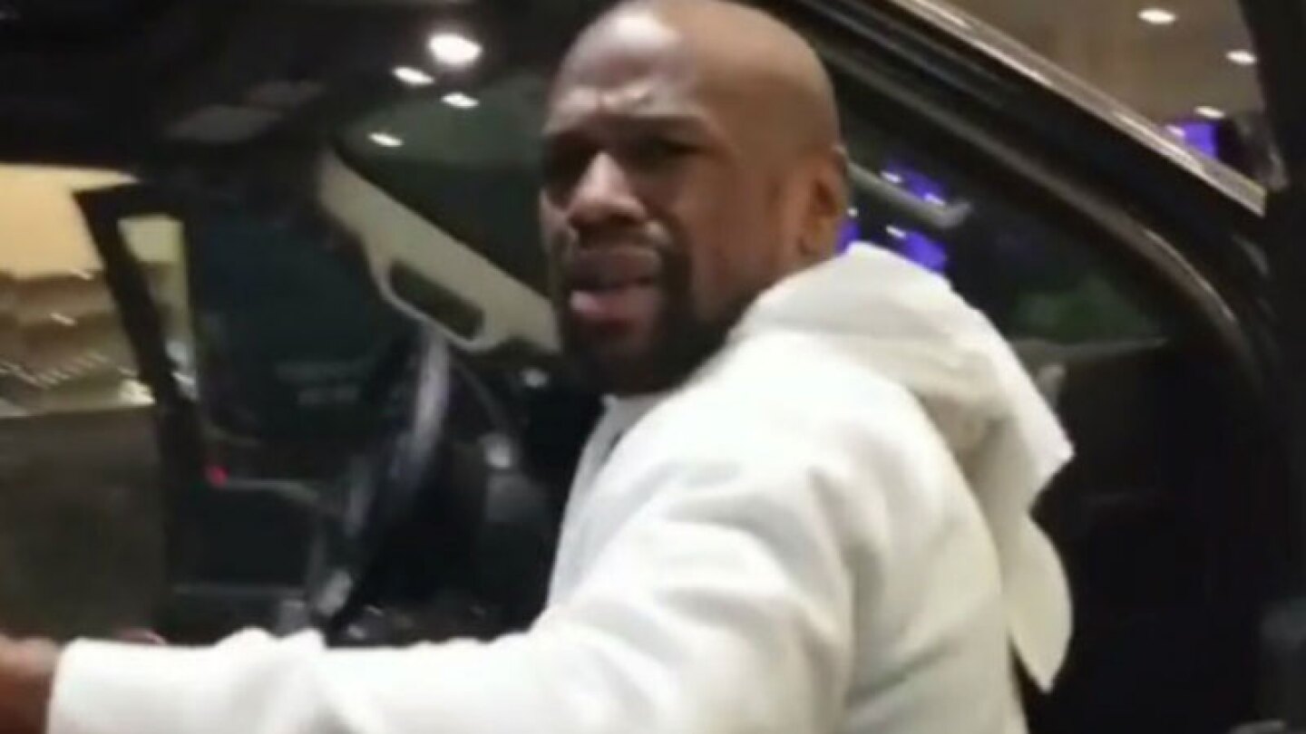 Floyd Mayweather agrede a fan en Las Vegas