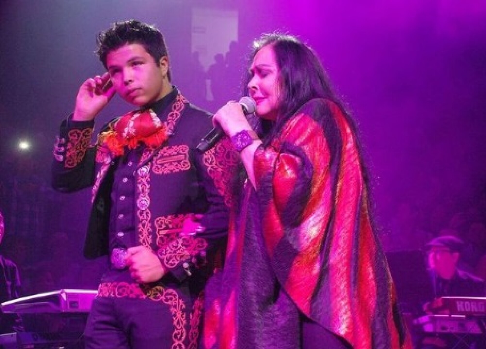 leonardo aguilar tatuaje flor silvestre