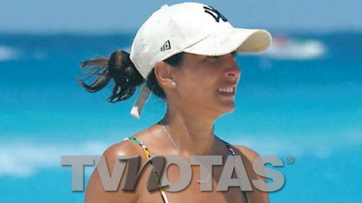 Cynthia Urías se tomó una vacaciones en la playa con su familia