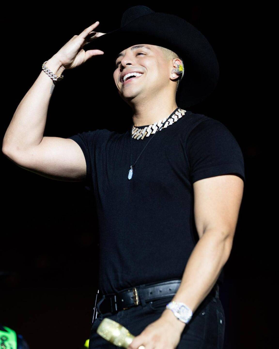 Eduin Caz cancela conciertos de Grupo Firme por un problema de salud