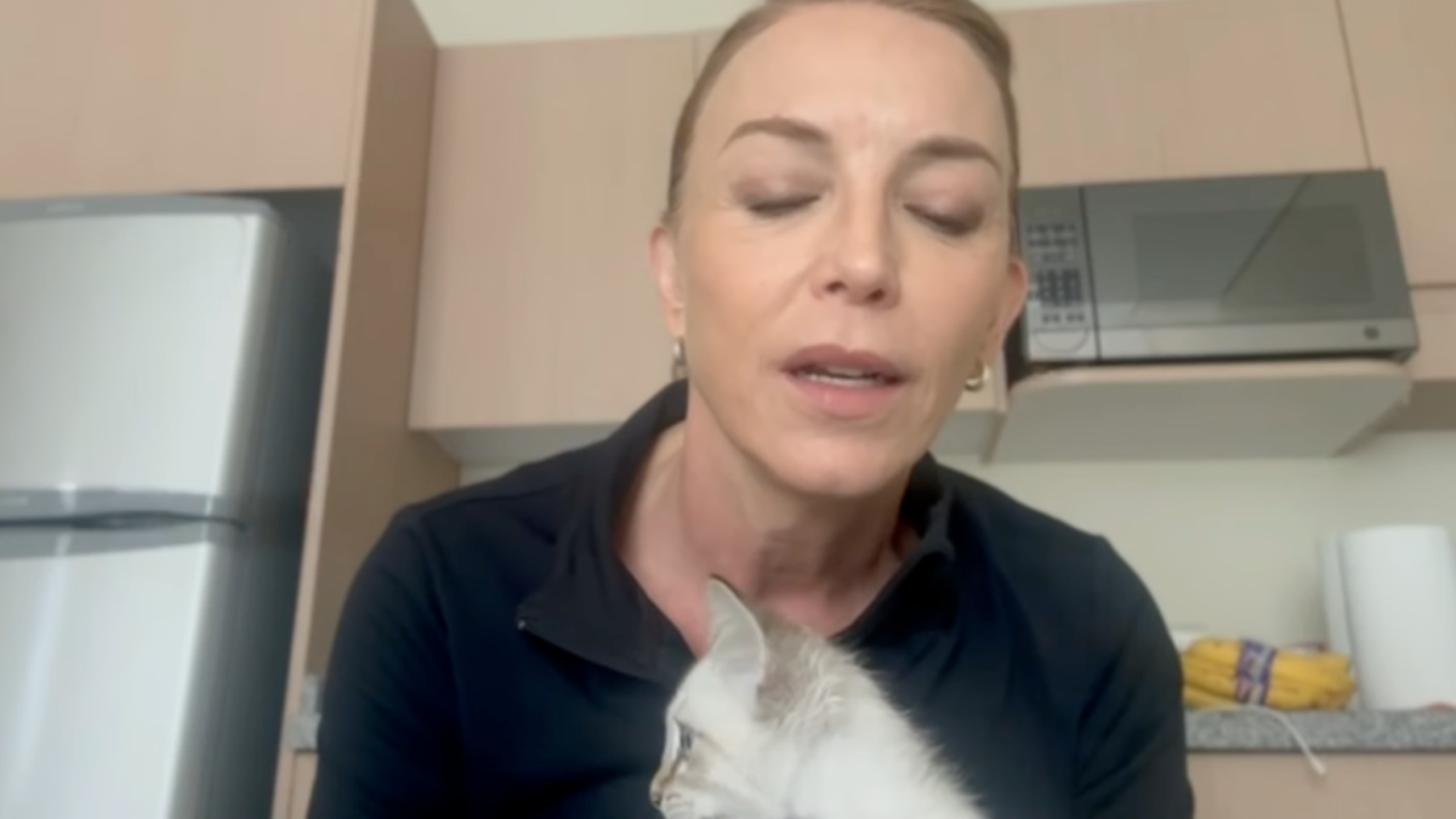 ¿Quién es Leo y por qué se volvió el salvavidas emocional de Laura Flores?