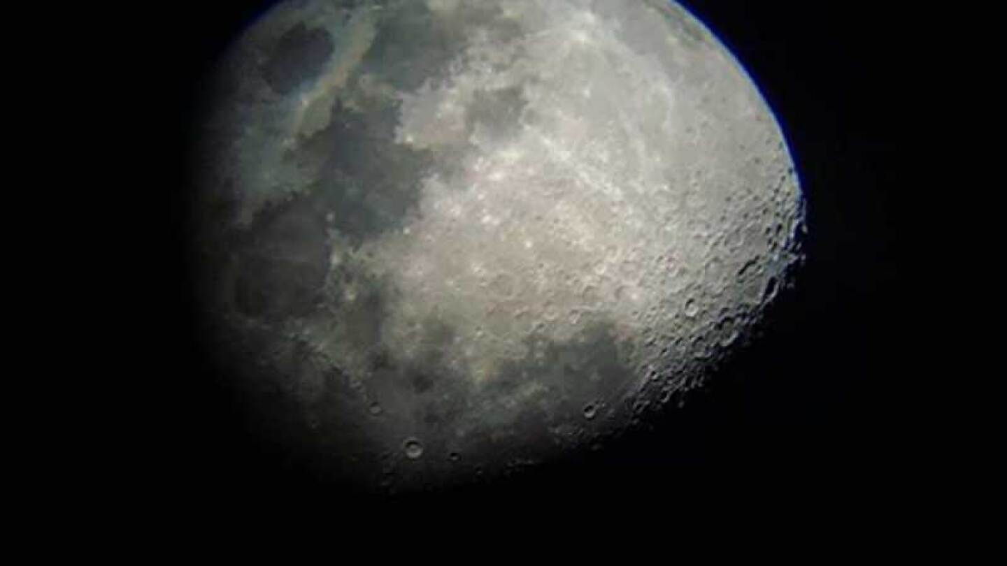 Confirman que hay hielo en la Luna.