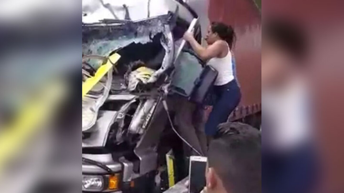 lamentablemente dos personas èrdieron la vida al desplomarse el helicóptero