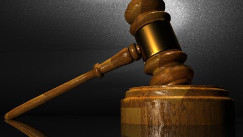 Condenan a hombre de 80 años por maltratar a su esposa durante 5 décadas