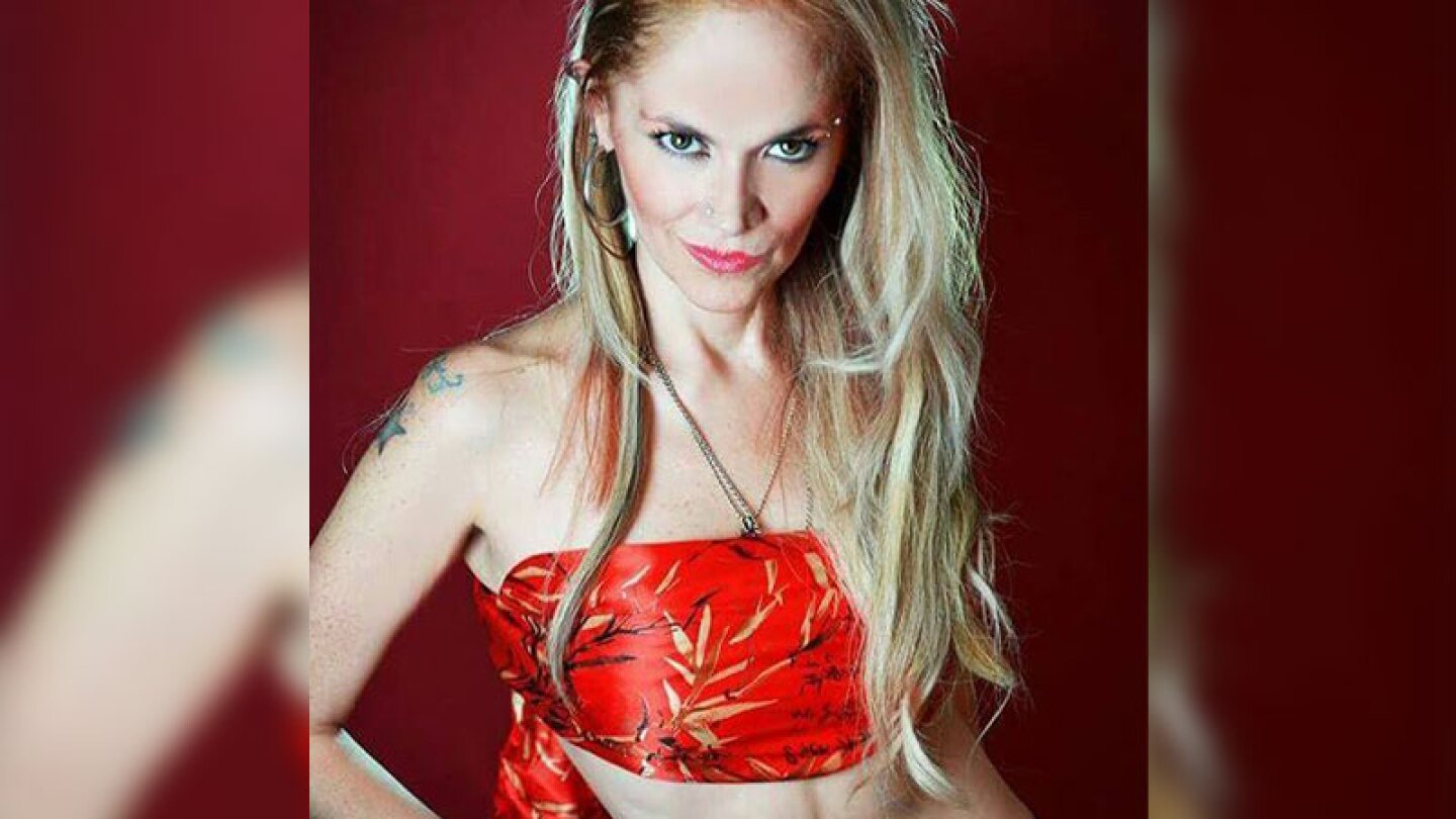 Laura Cortés contacta a una medium.