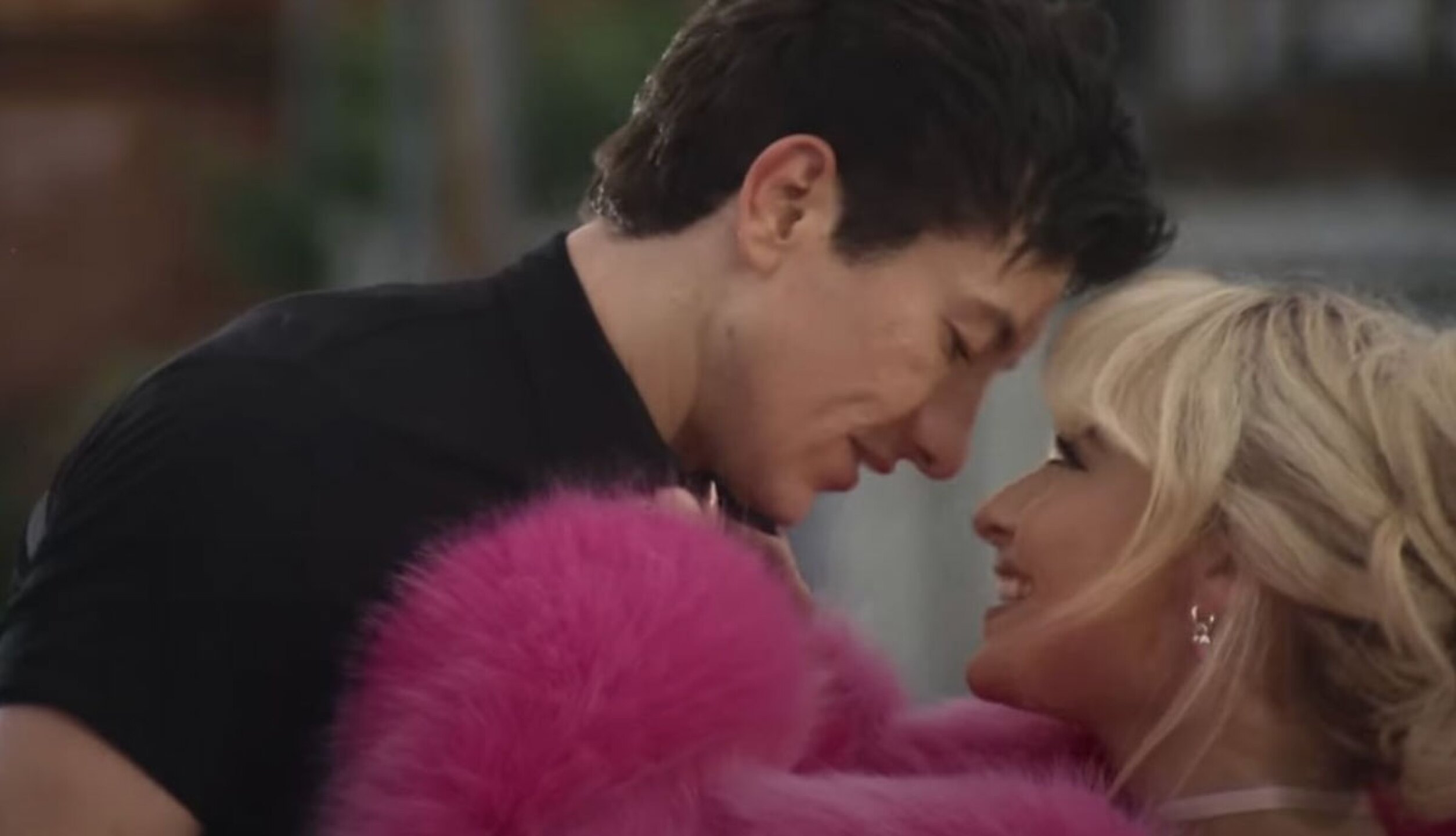 Sabrina Carpenter y Barry Keoghan en Please please please