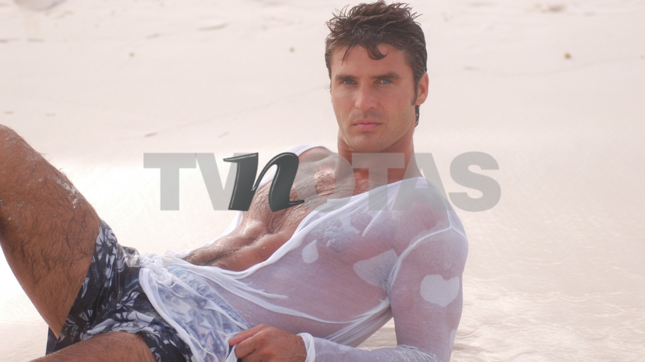 Leonardo García posa sin camisa y muy ardiente para el lente de TVNotas