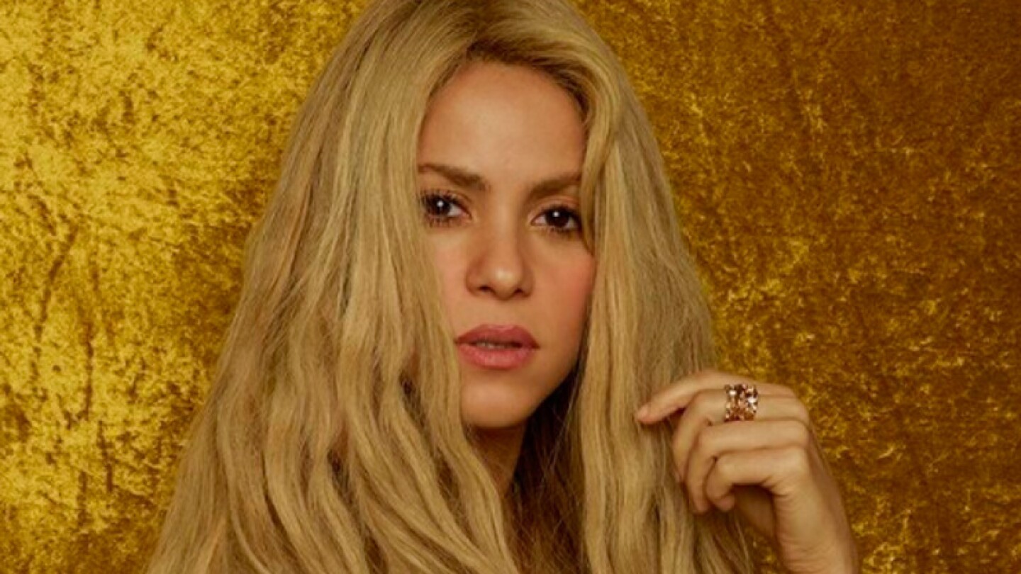 shakira cambia de look rojo