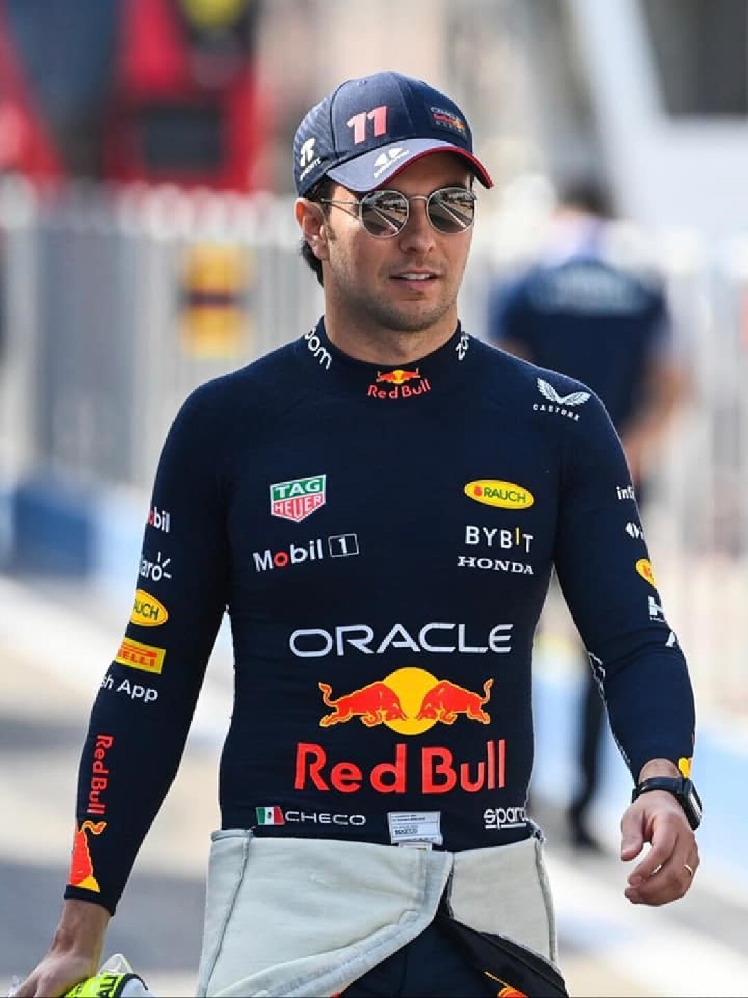 Checo Pérez serio con lentes