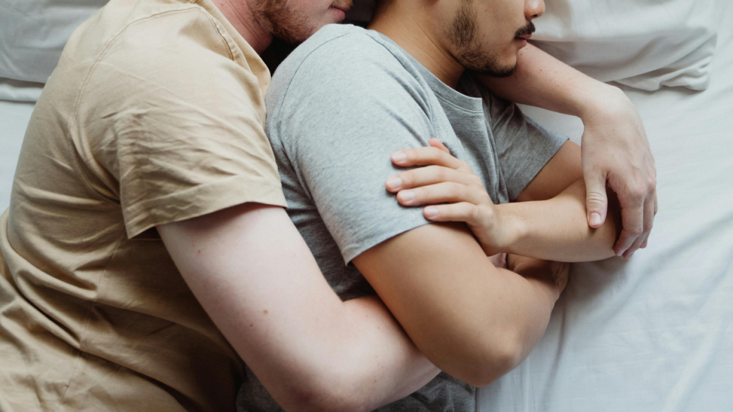 Hombres abrazados