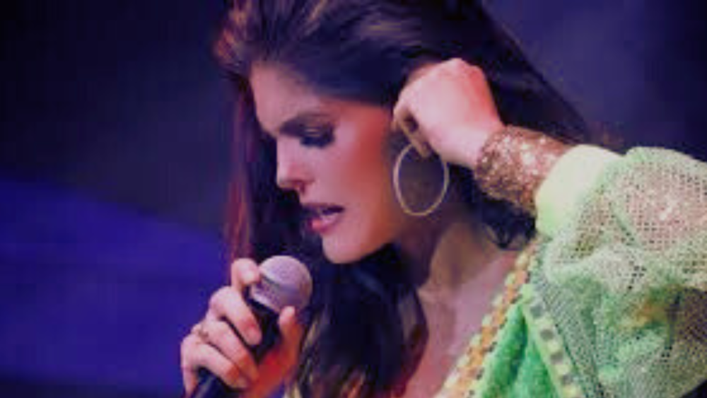 Ana Bárbara lanza su micrófono en pleno show tras una falla de audio que la sacó de quicio.