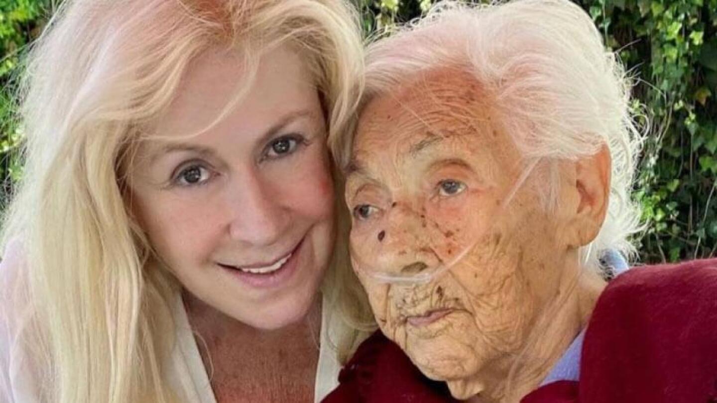 Laura Zapata lleva a su abuelita al hospital