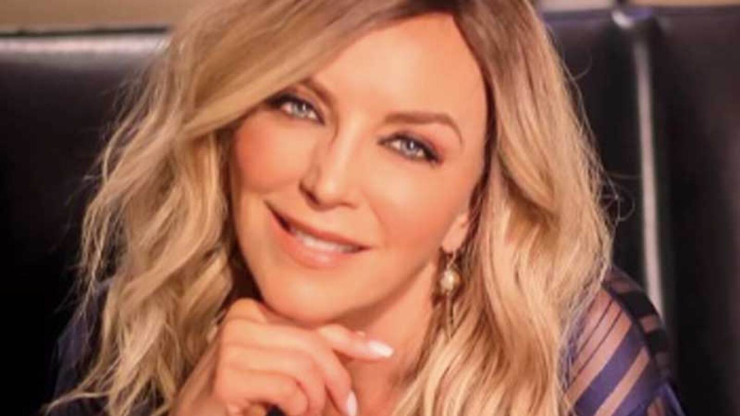 Laura Flores se baja de avión al estar expuesta al Covid-19.