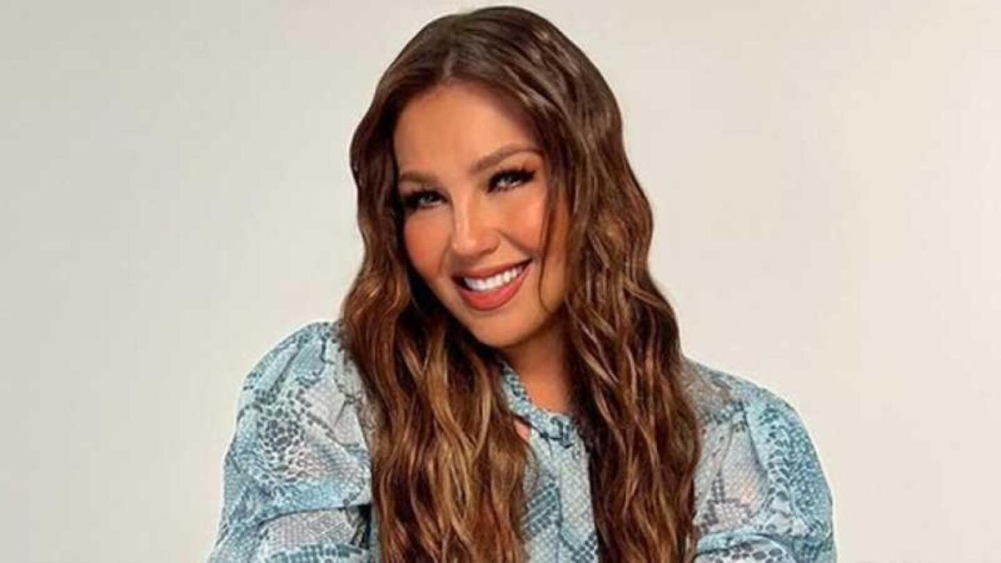 Thalía preocupa con moretones en las piernas