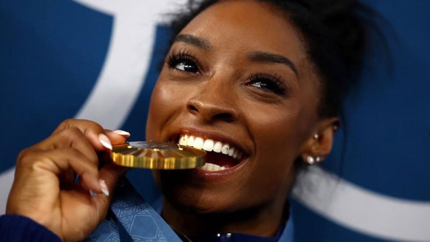 Simone Biles mamá biológica perdón