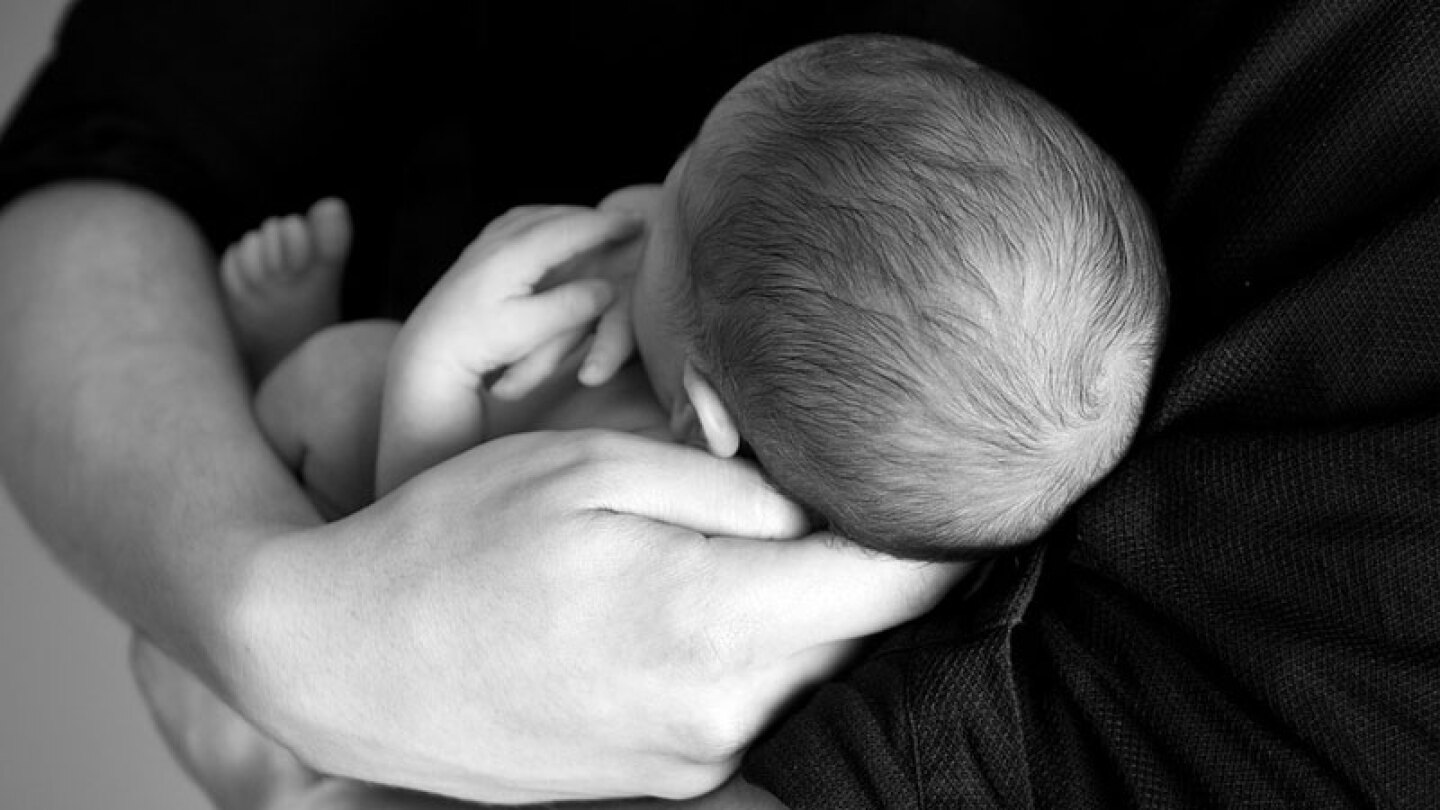Padre salvó la vida de su bebé al escuchar su llanto
