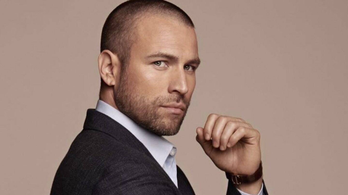 Reaparece Rafael Amaya con unos kilos de más