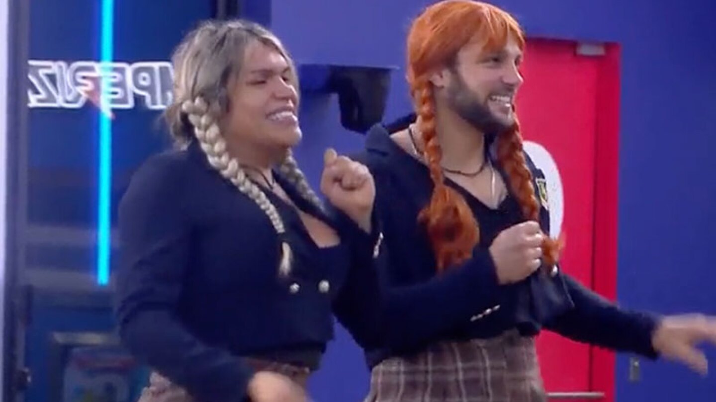 Wendy Guevara y Nicola Porcella se visten de colegialas