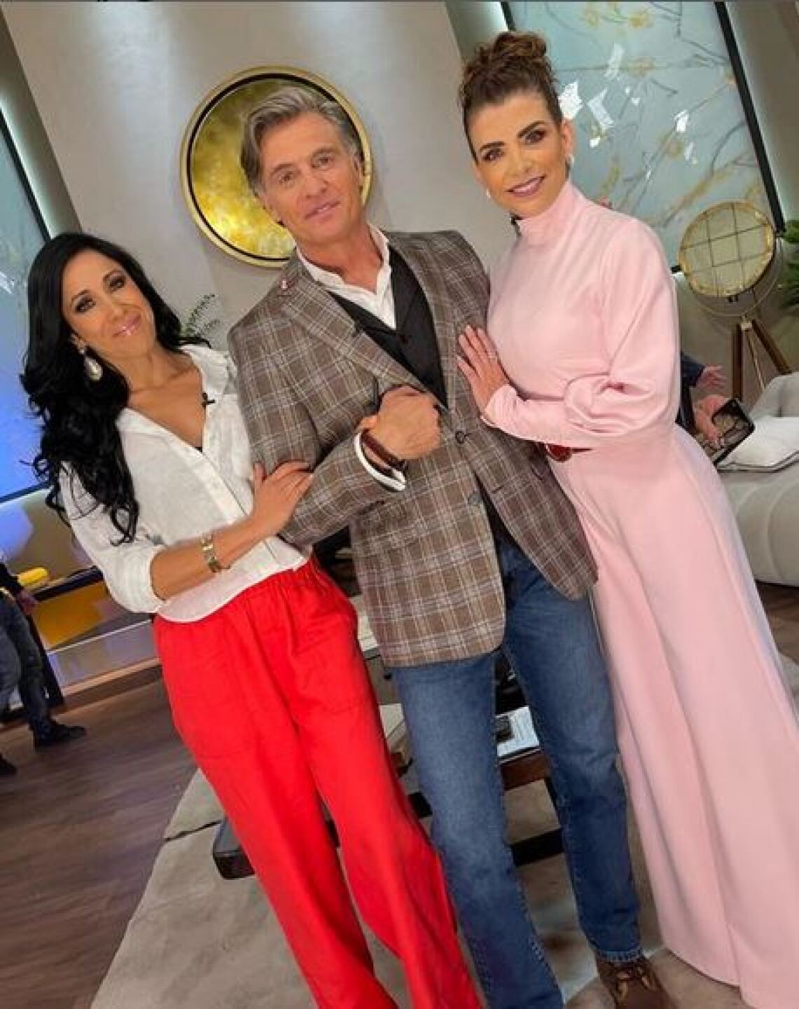 Presentan a la nueva conductora de Sale el Sol