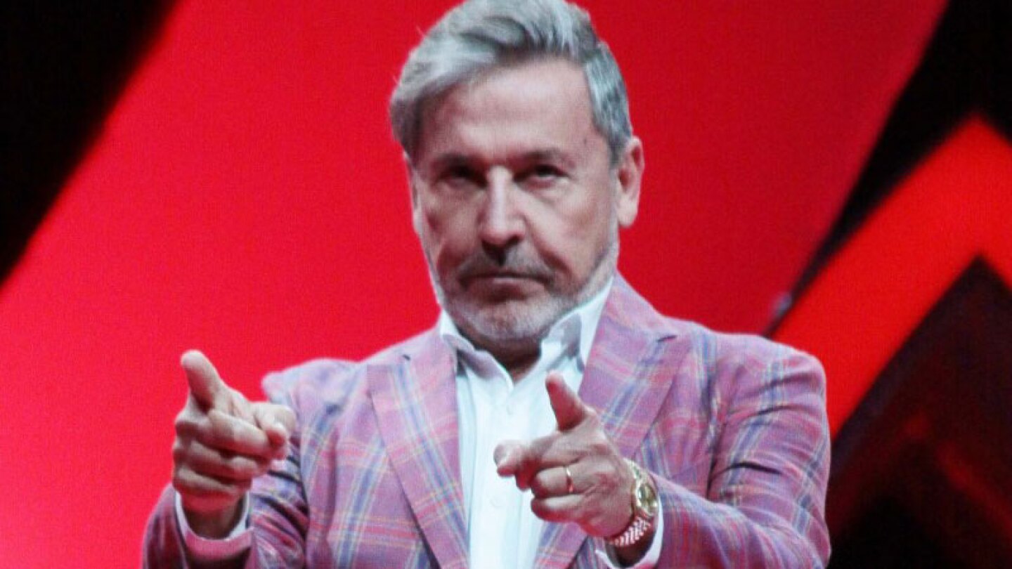 Ricardo Montaner es expuesto viendo el futbol en plena transmisión de “La Voz”