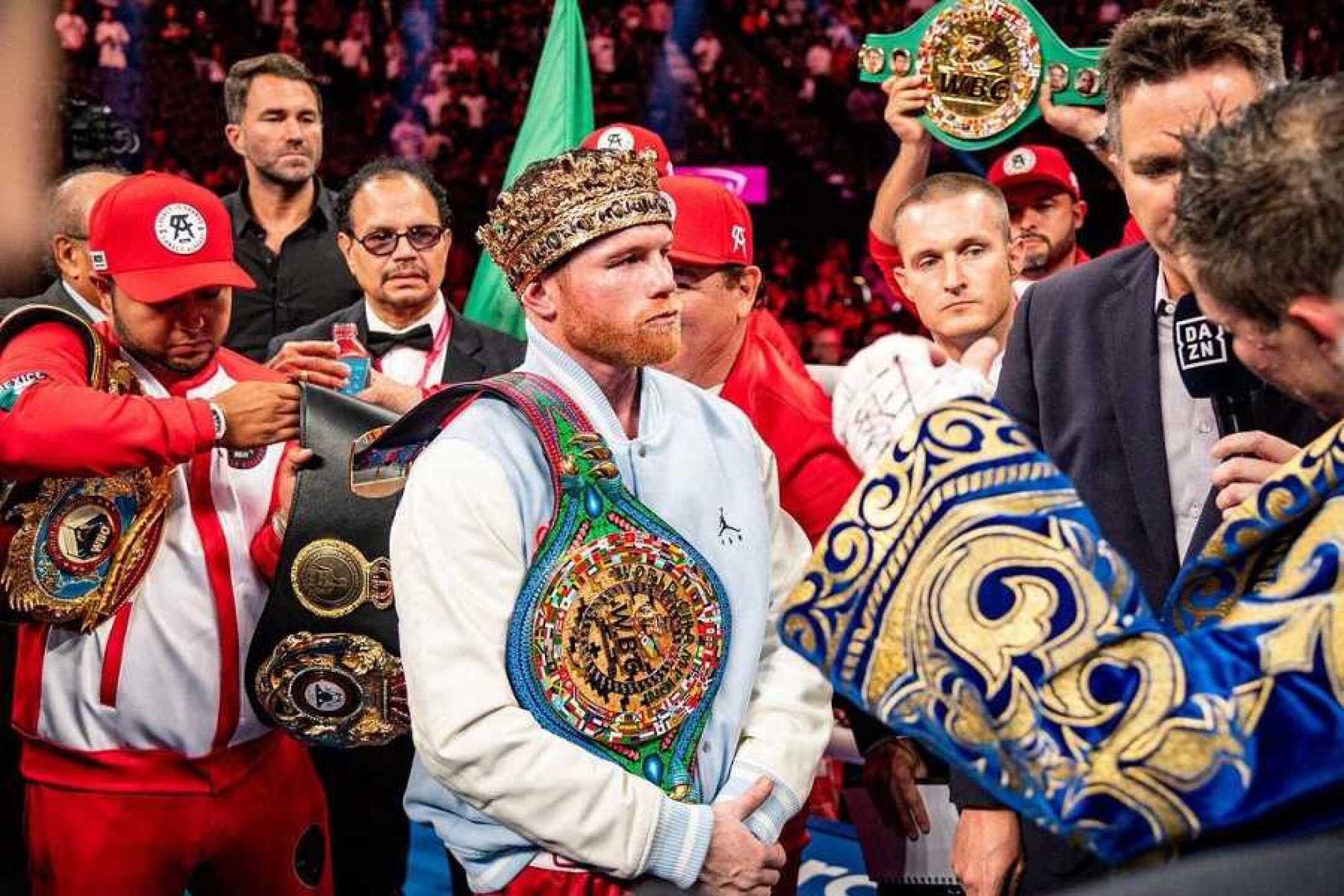 Canelo pide una disculpa a Messi tras amenazarlo por presuntamente pisar la playera de México