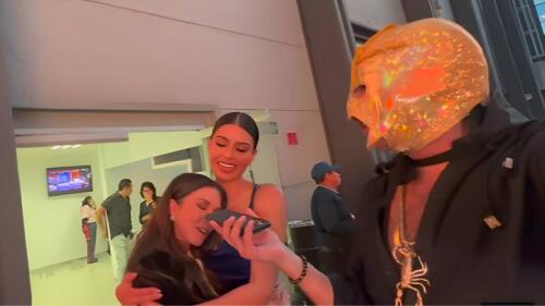 El Escorpión Dorado envidia a Laura G porque puede abrazar a Kristal Silva