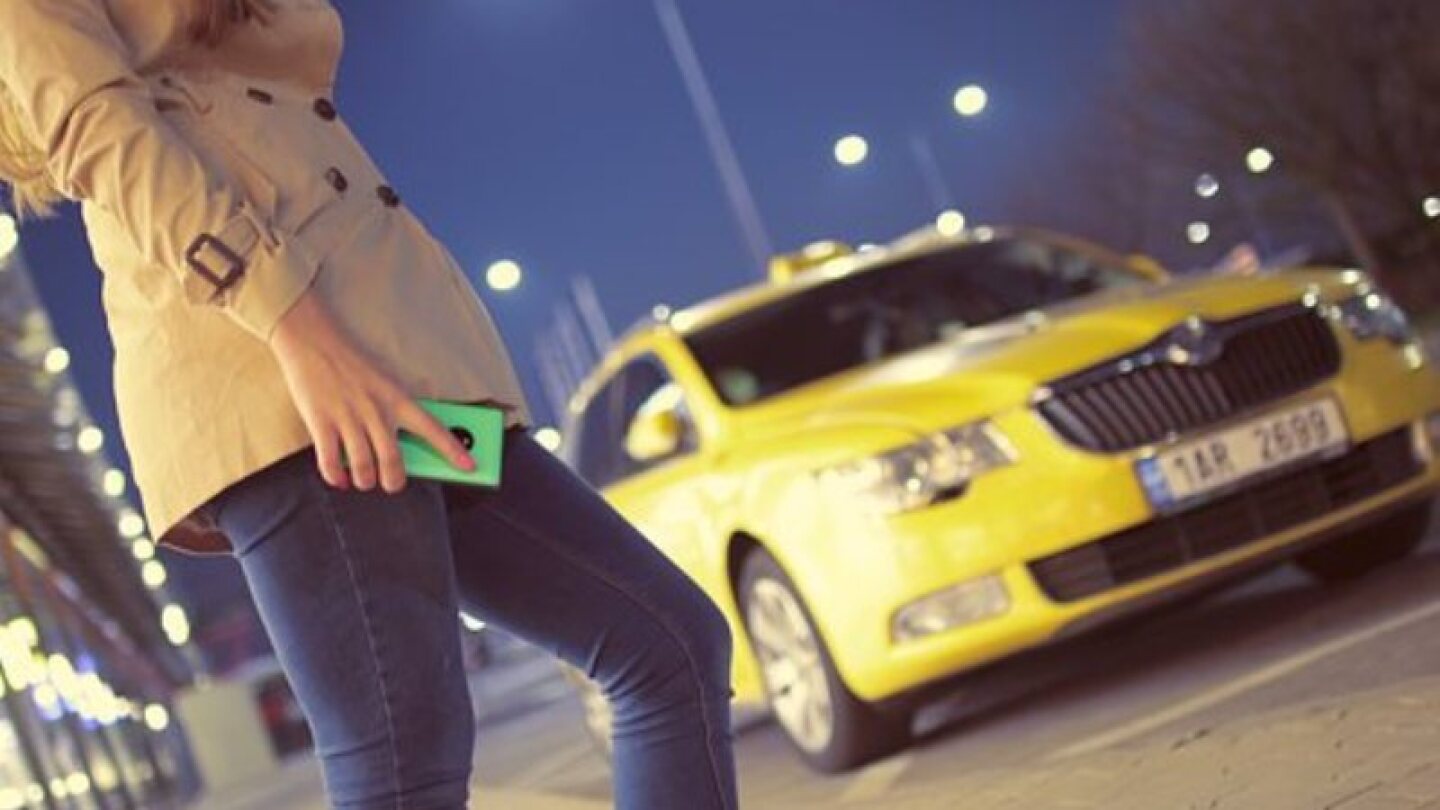 Mujer da a luz en un taxi y le cobran exorbitante suma por “ensuciar” el coche