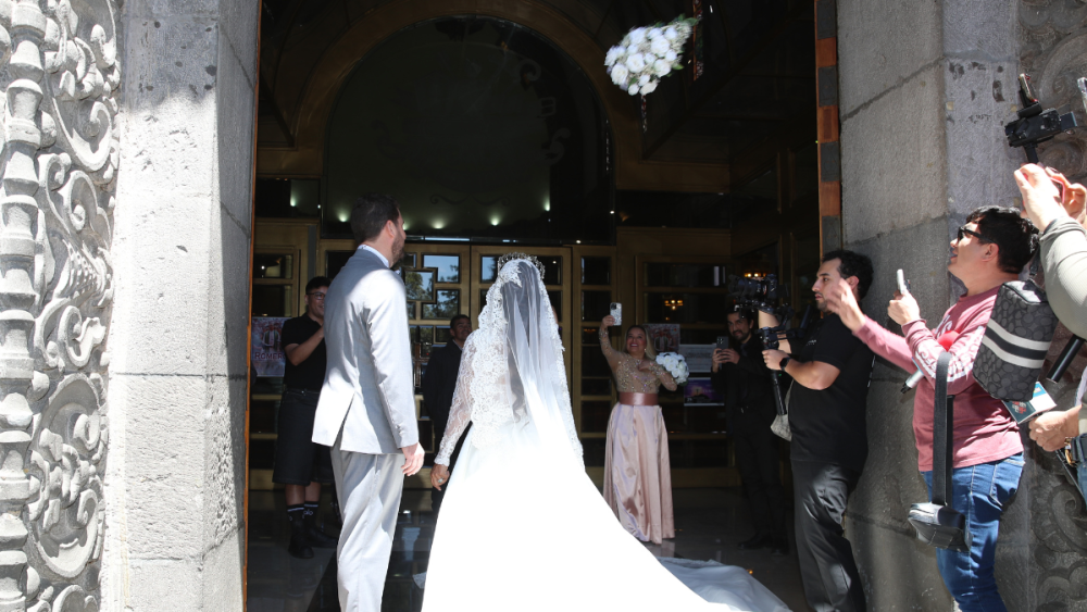 Reportero se gana el ramo de novia de Aleida Núñez