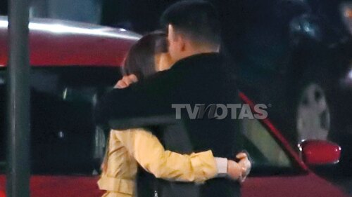 Cachamos beso y beso con chavita de 18 a este famoso, ¡aunque es casado!