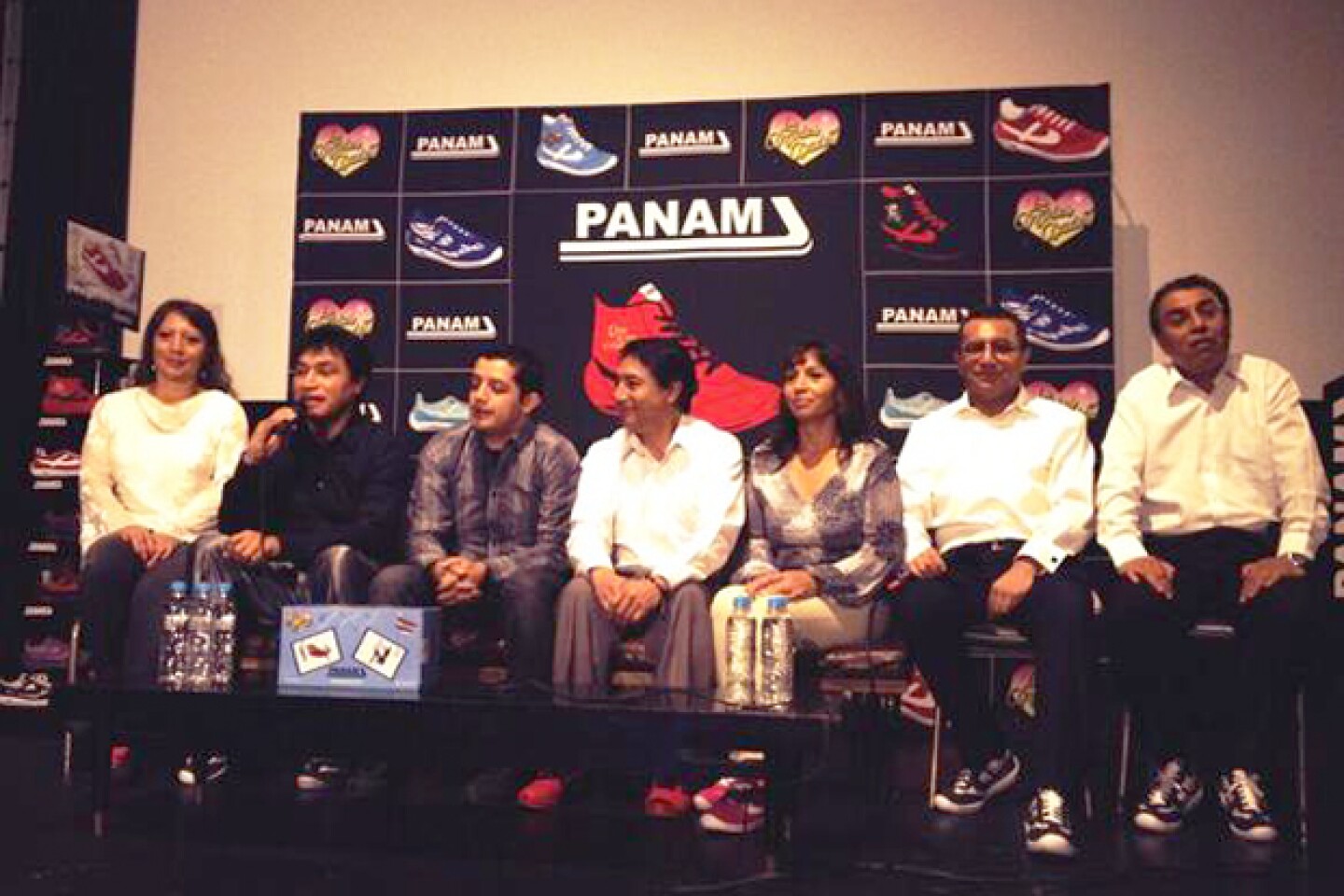Los integrantes hicieron la presantación oficial de los tenis en una rueda de prensa.