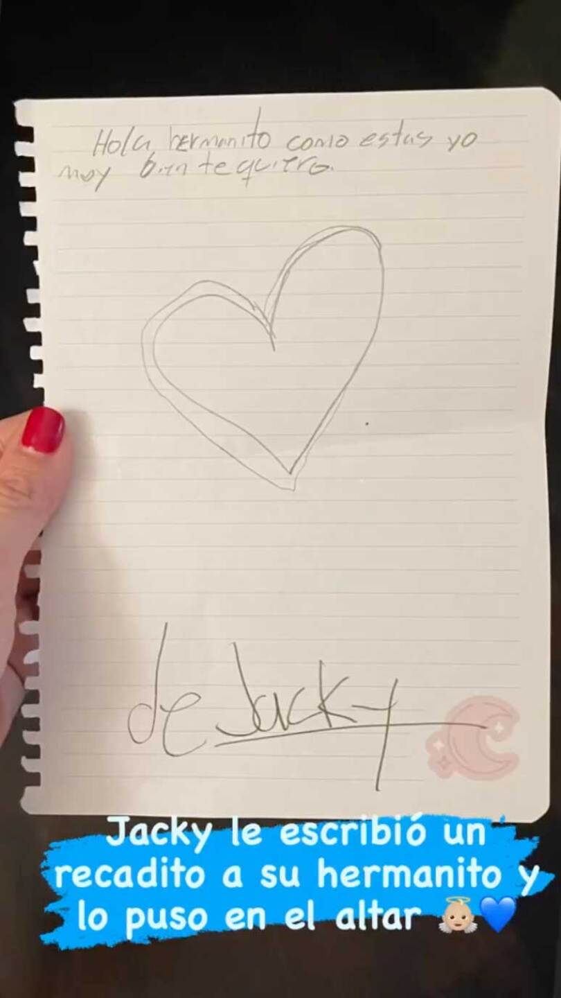Jacky Bracamontes pone altar de muertos junto a sus hijas